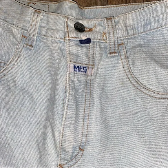 Vintage Marithe Francois Girbaud denim shorts in light blue wash, deadstock - Picture 2 of 10